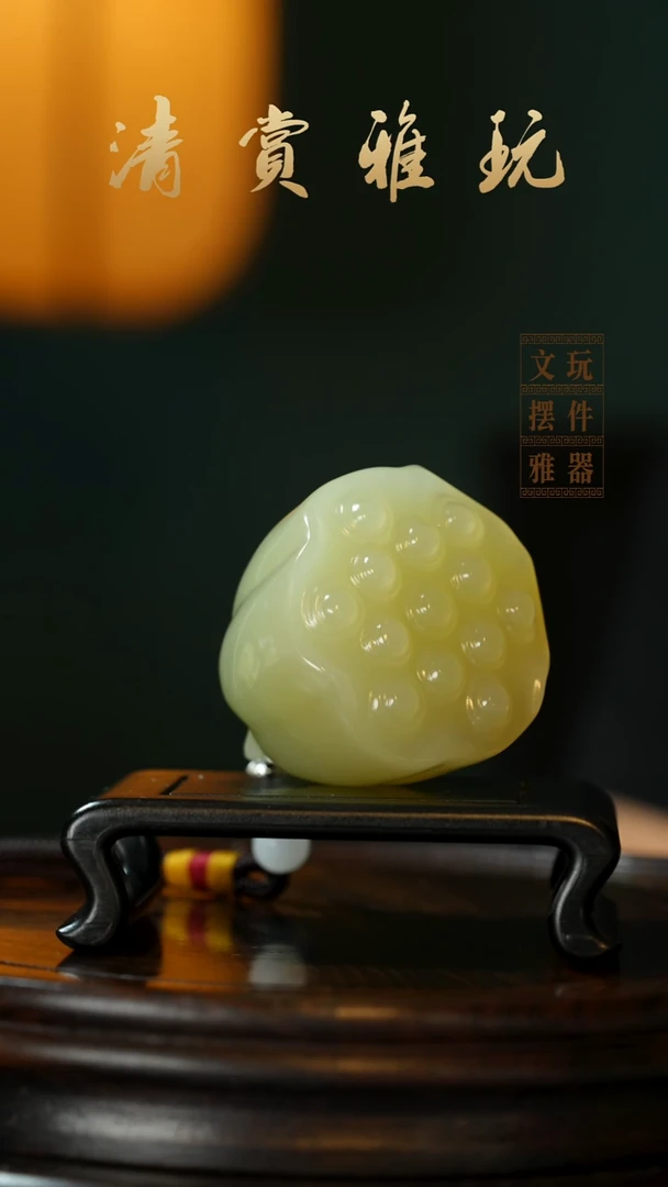 玉手握莲蓬手把件