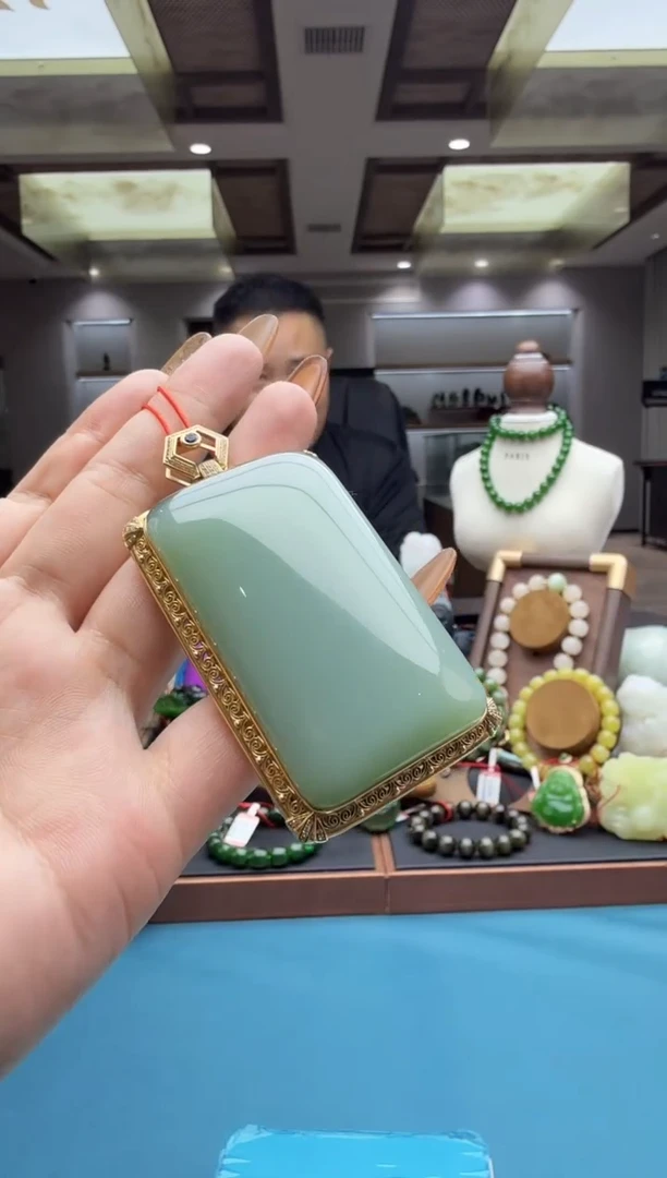 18K金镶嵌和田玉挂件ebfq