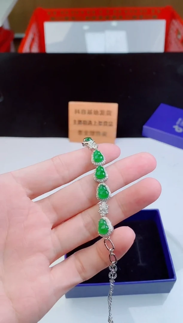 颈饰未镶嵌翡翠   ·