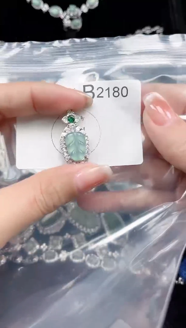 【闪购商品】翡翠颈饰未镶嵌2180赠皮绳