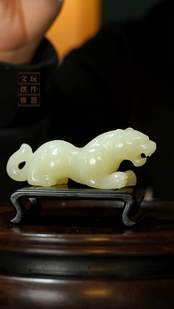 玉《伏虎》手把件摆件
