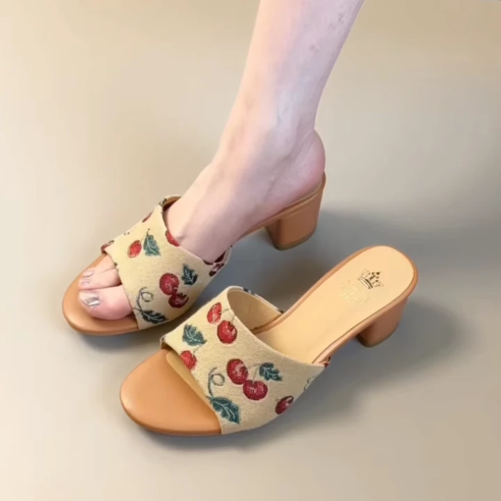 Pokoy-5cm法式复古樱桃刺绣露趾凉鞋女一字带粗跟高跟鞋外穿凉拖
