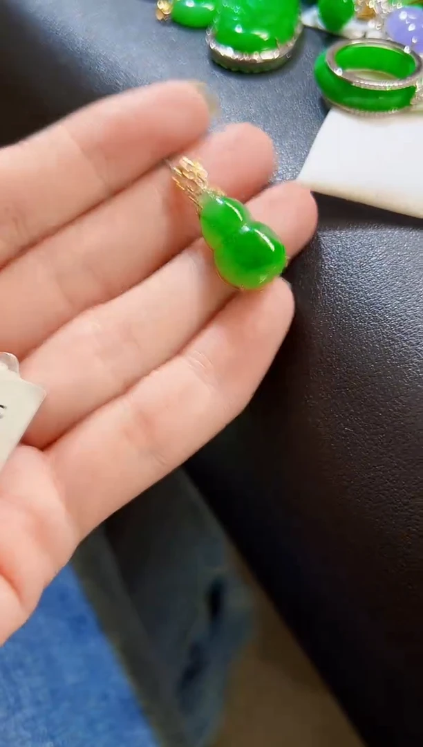 颈饰18K金镶嵌翡翠葫芦