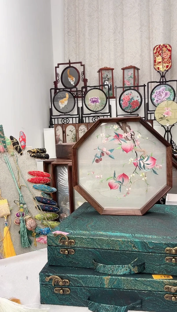 扇子苏绣作品手工摆台