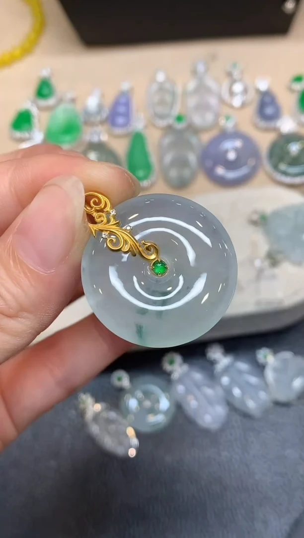 颈饰18K金镶嵌翡翠平安扣【无服务费