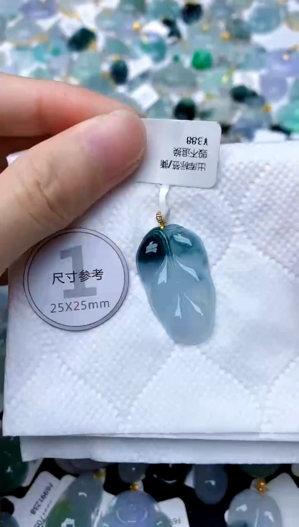 颈饰18K金镶嵌翡翠天然A货翡翠
