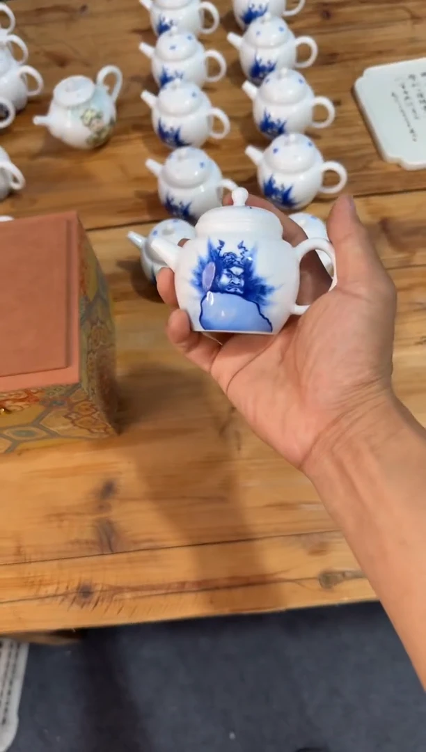 以笔为心，以瓷为纸。