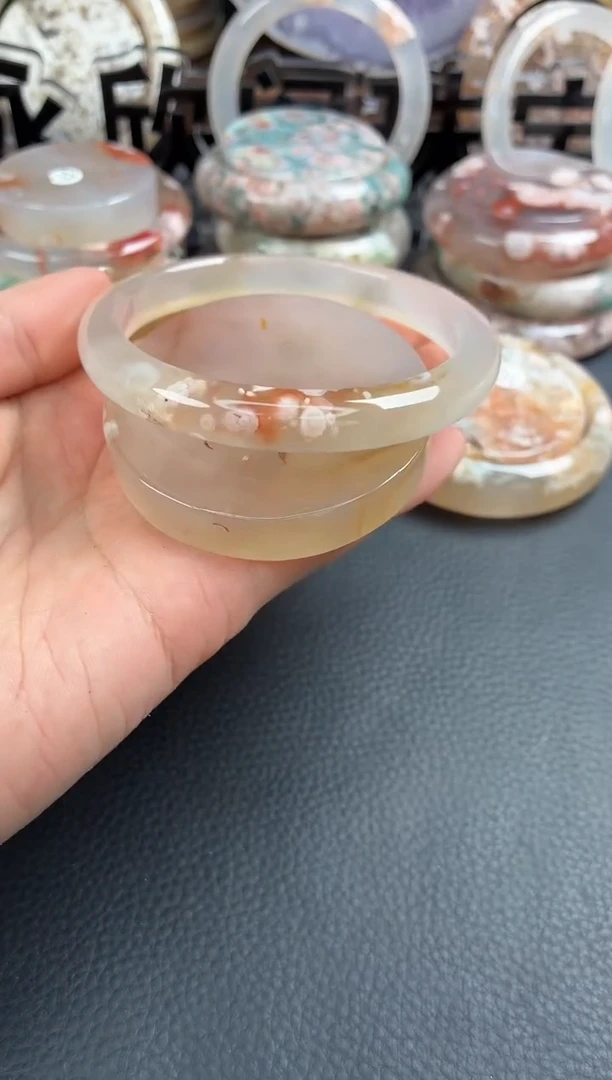 未镶嵌手镯（圆镯）石英质玉61