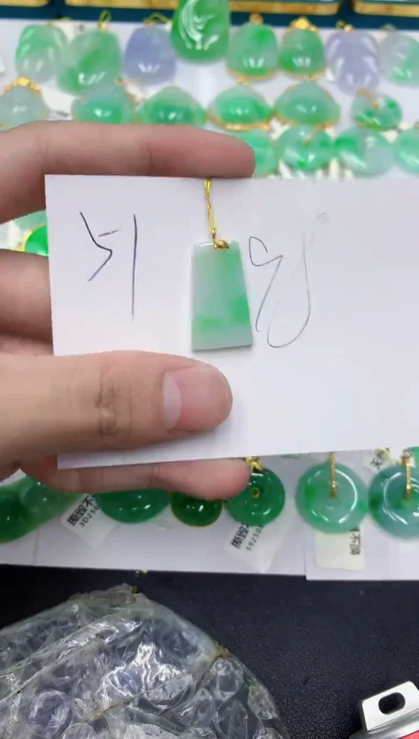 颈饰18K金镶嵌翡翠1111111