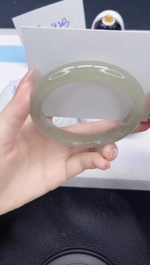 未镶嵌手镯石英质玉38-64.6