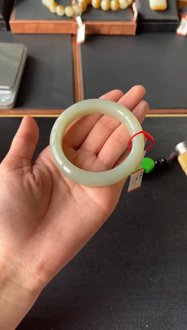 【闪购商品】和田玉手镯未镶嵌且末微色差近矿55+