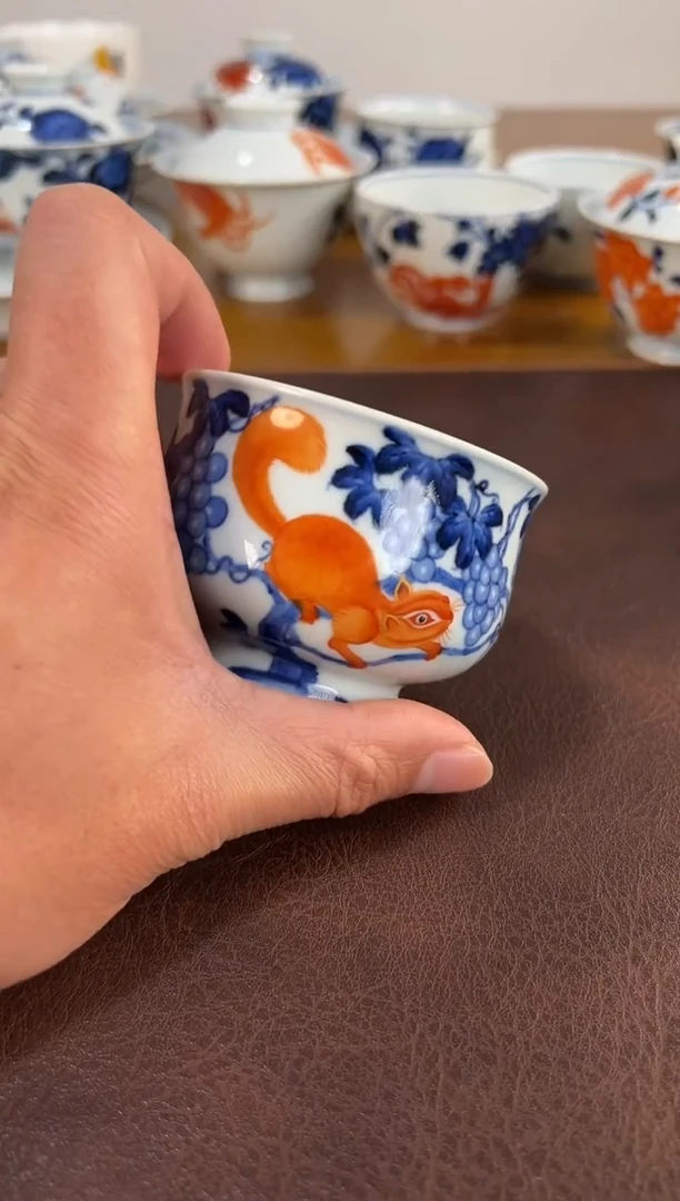 小卿亭青花矾红葡萄松鼠主人杯