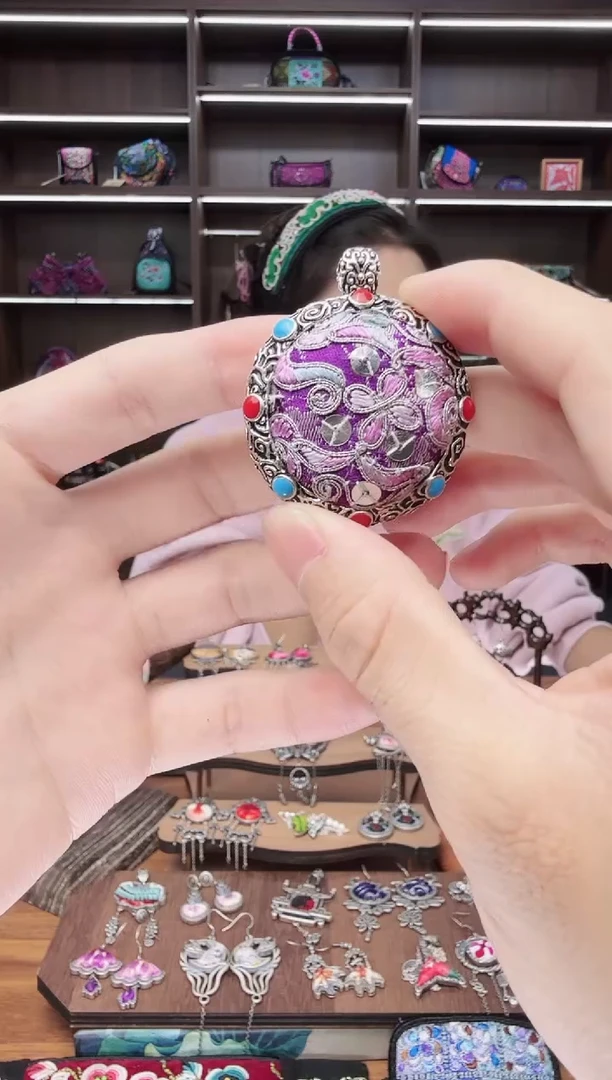 织绣31蒙阿苏苗绣传承店