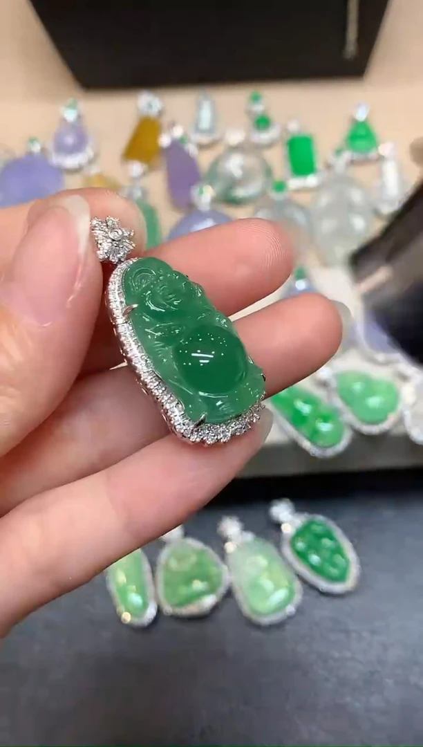 颈饰18K金镶嵌翡翠站佛【无服务费