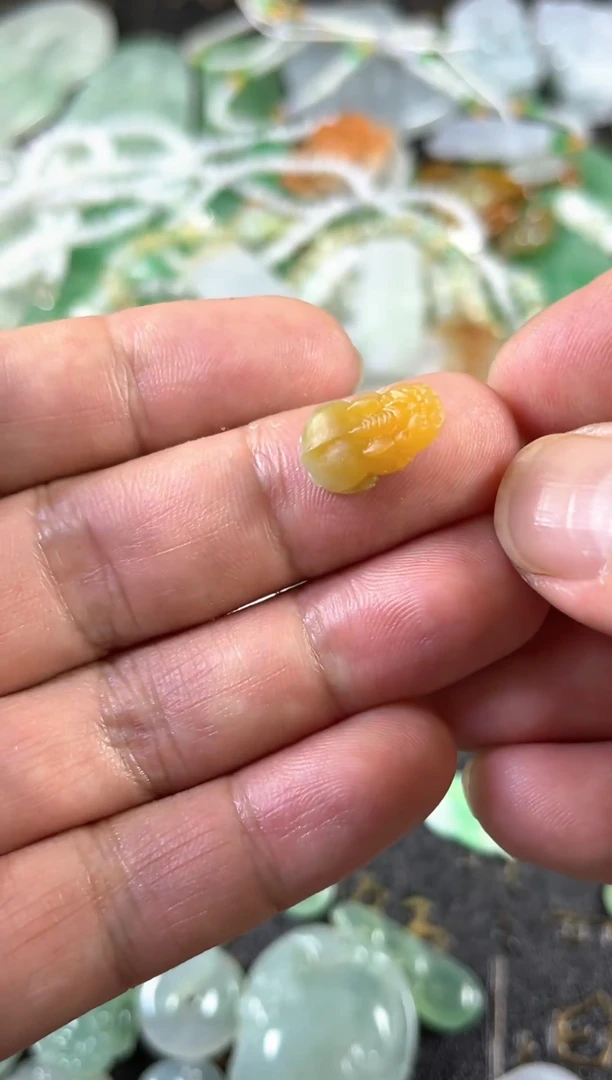 定制翡翠未镶嵌黄翡貔貅