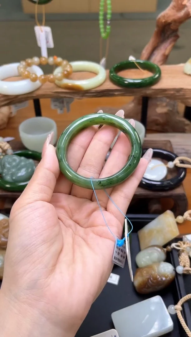 未镶嵌手镯和田玉苹果绿 50圈