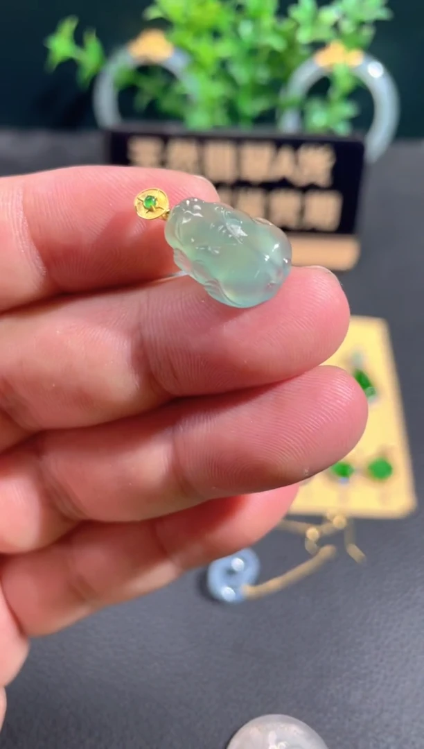 翡翠18K金镶嵌颈饰翡翠