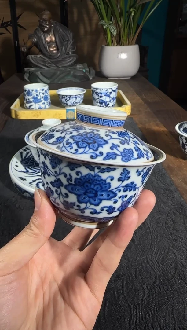 景德镇缠枝菊瓣盖碗
