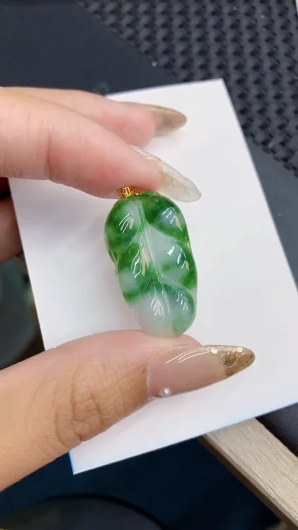 翡翠未镶嵌颈饰             8