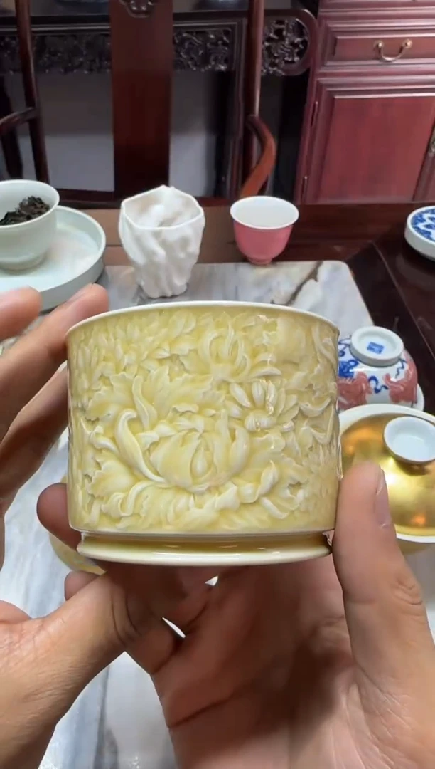 小*哥天义华 黄釉堆白万菊容天杯