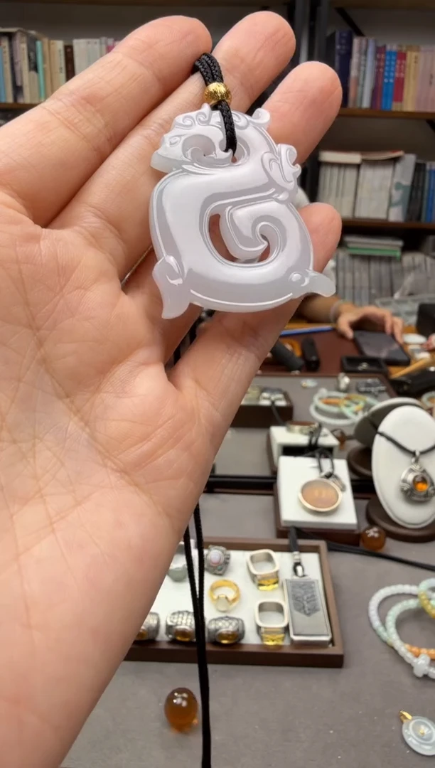 颈饰未镶嵌翡翠龙形佩吊坠
