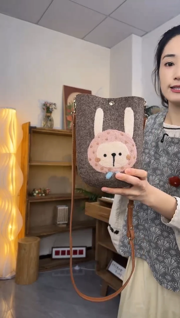 羊毛非遗纯手工包  手机包兔子