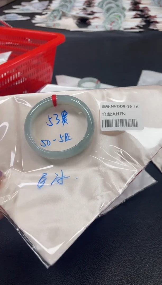 翡翠手镯未镶嵌翡翠手镯