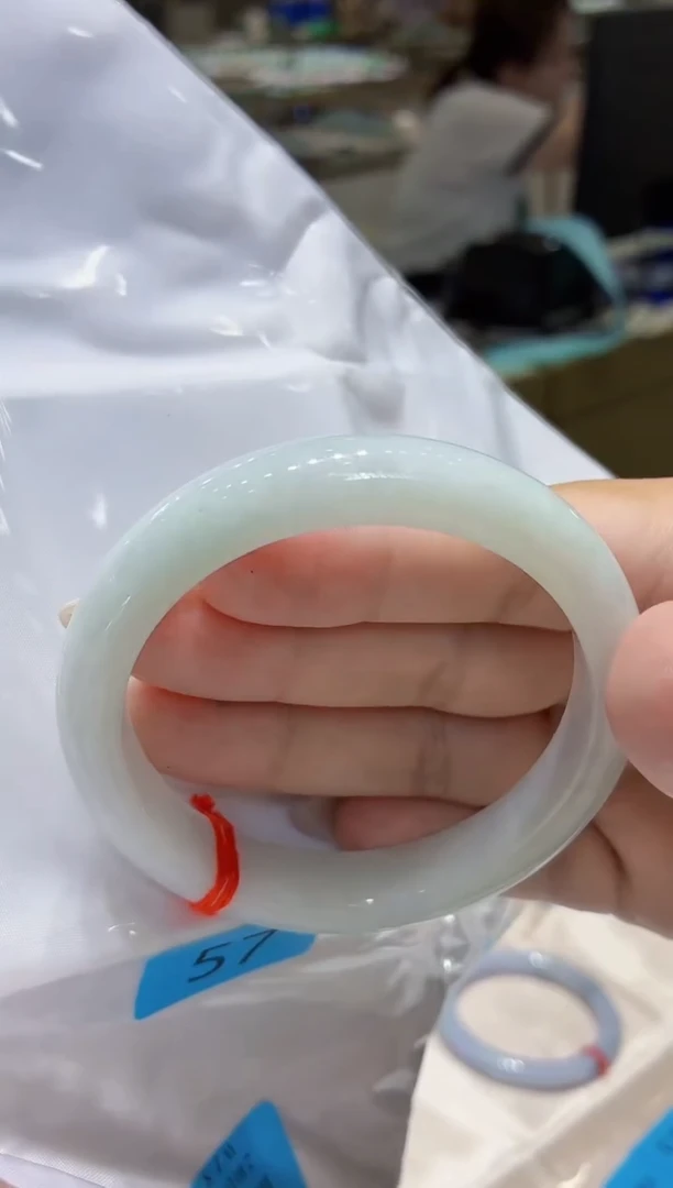 翡翠手镯未镶嵌翡翠手镯