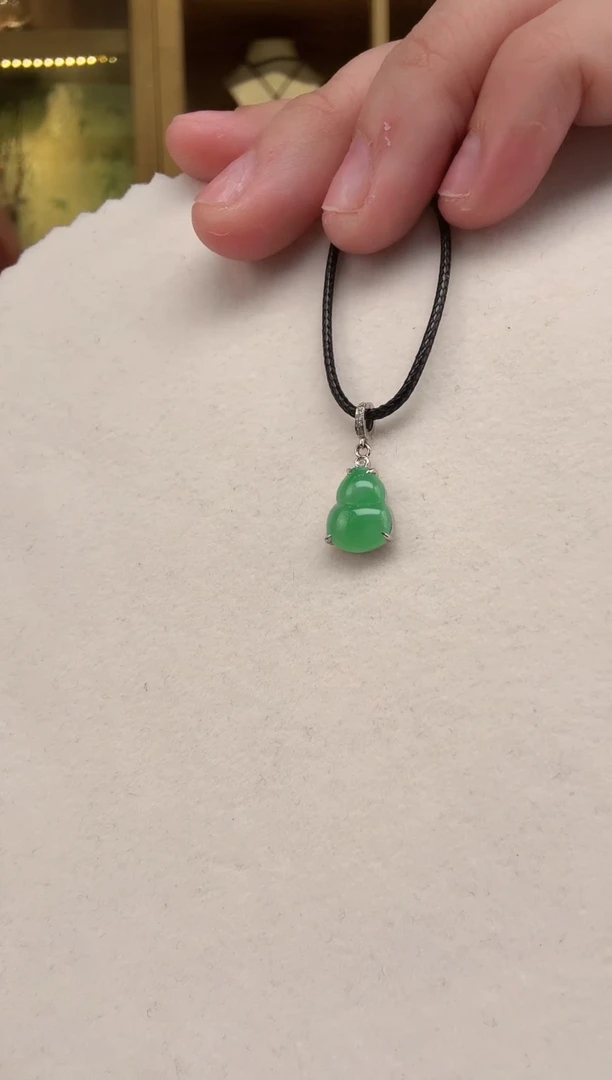 颈饰18K金镶嵌翡翠葫芦