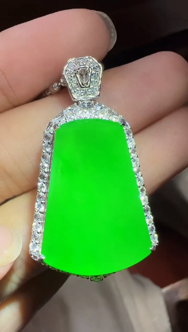 颈饰18K金镶嵌翡翠无事牌