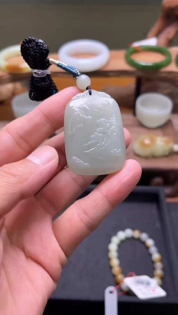 吊坠(不含链)未镶嵌和田玉且末青白 山水牌