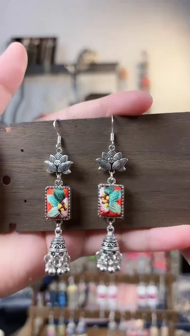 织绣彩云南阁非遗老绣饰品002