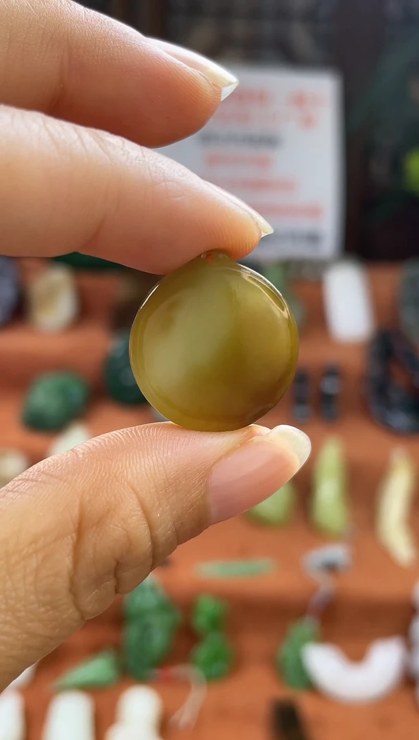 颈饰未镶嵌和田玉新疆且末糖圆无事牌带证书