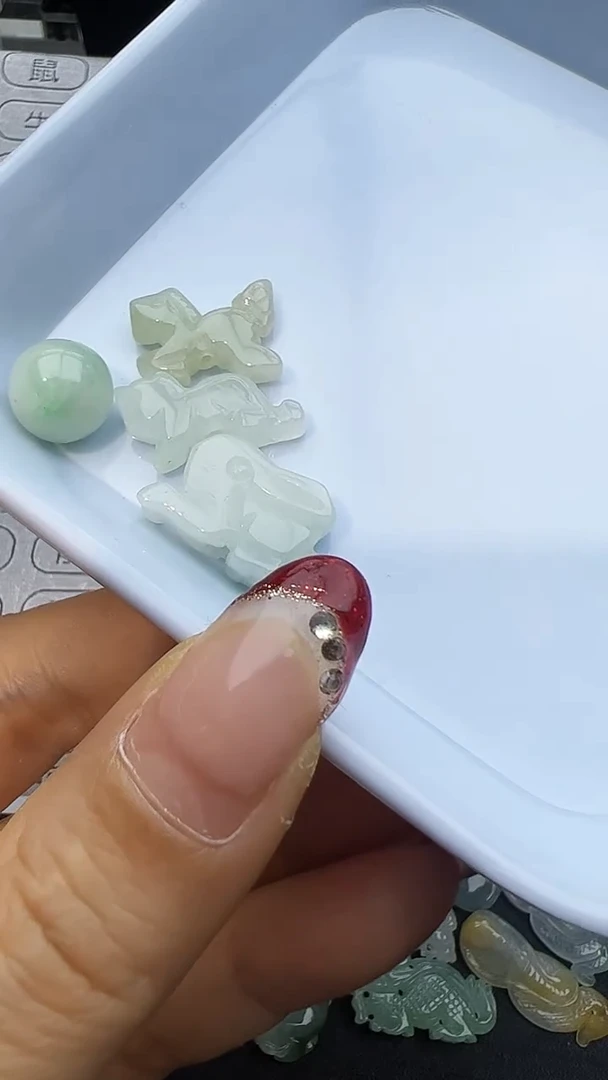 【闪购商品】翡翠挂件未镶嵌生肖兔，马，虎，苹果，定制不退