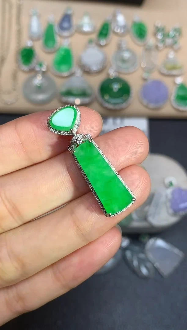 颈饰18K金镶嵌翡翠无事牌【无服务费