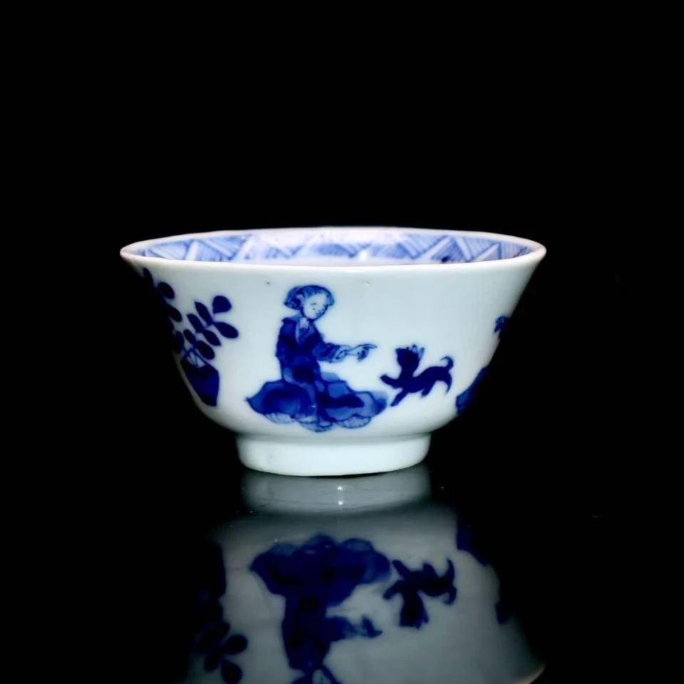 64:清晚期青花仕女动物图杯