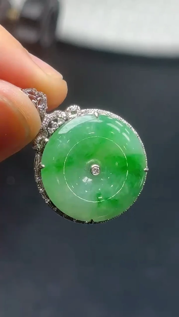 18K金镶嵌挂件翡翠平安扣