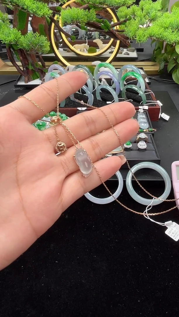 颈饰18K金镶嵌翡翠吊坠