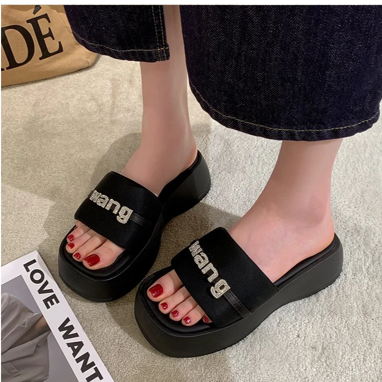 时尚字母外穿一字拖女款厚底增高跟脚2025年夏季新款百搭潮流休闲
