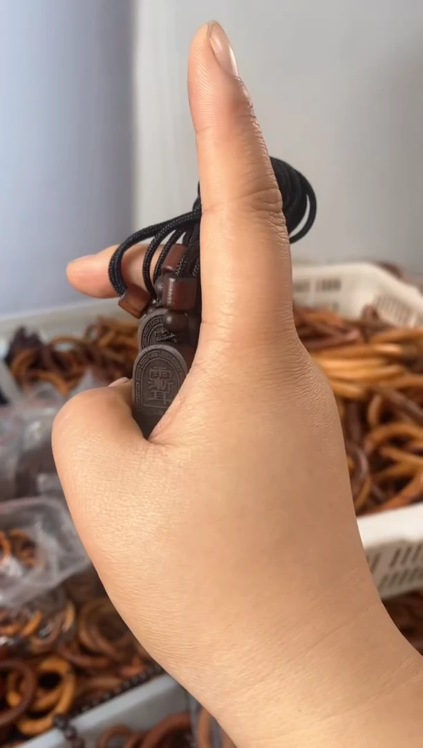 【闪购商品】木枣木激光五雷号令吊坠随机发货