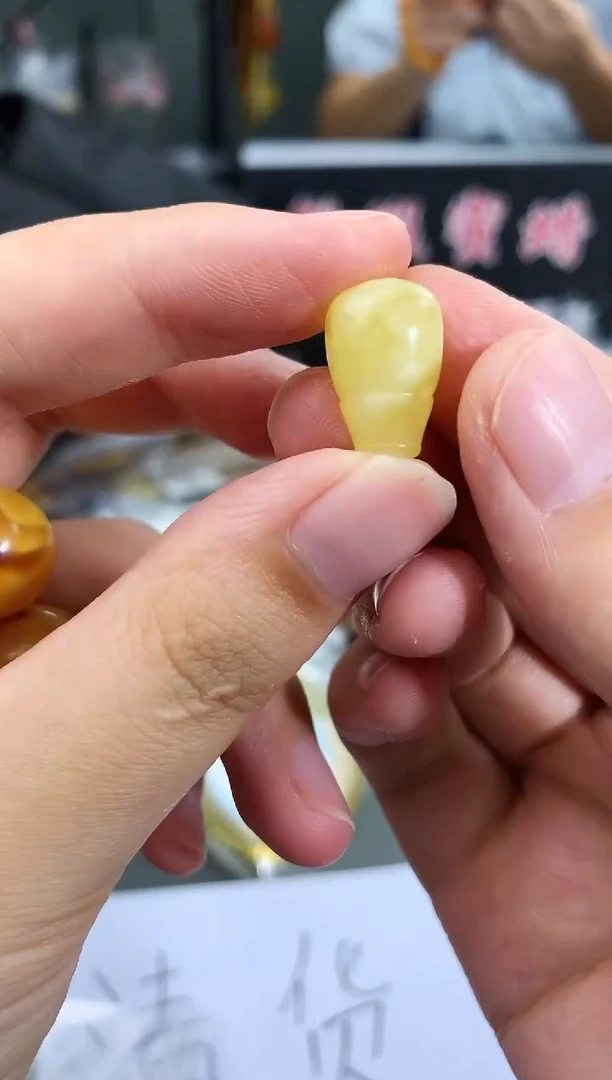未镶嵌琥珀珠宝奇石50