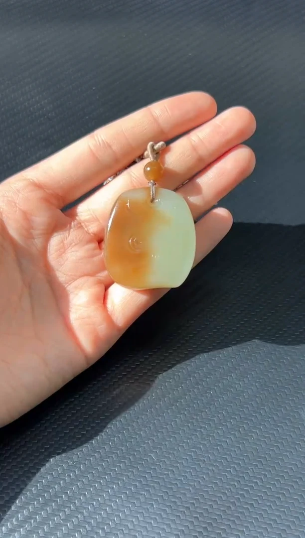 吊坠(赠链)未镶嵌和田玉若羌微色差吊坠 m