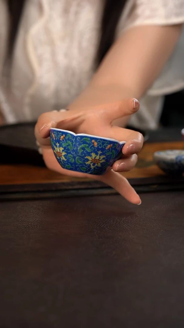 聚澜堂斗彩蓝地宝相花花瓣杯