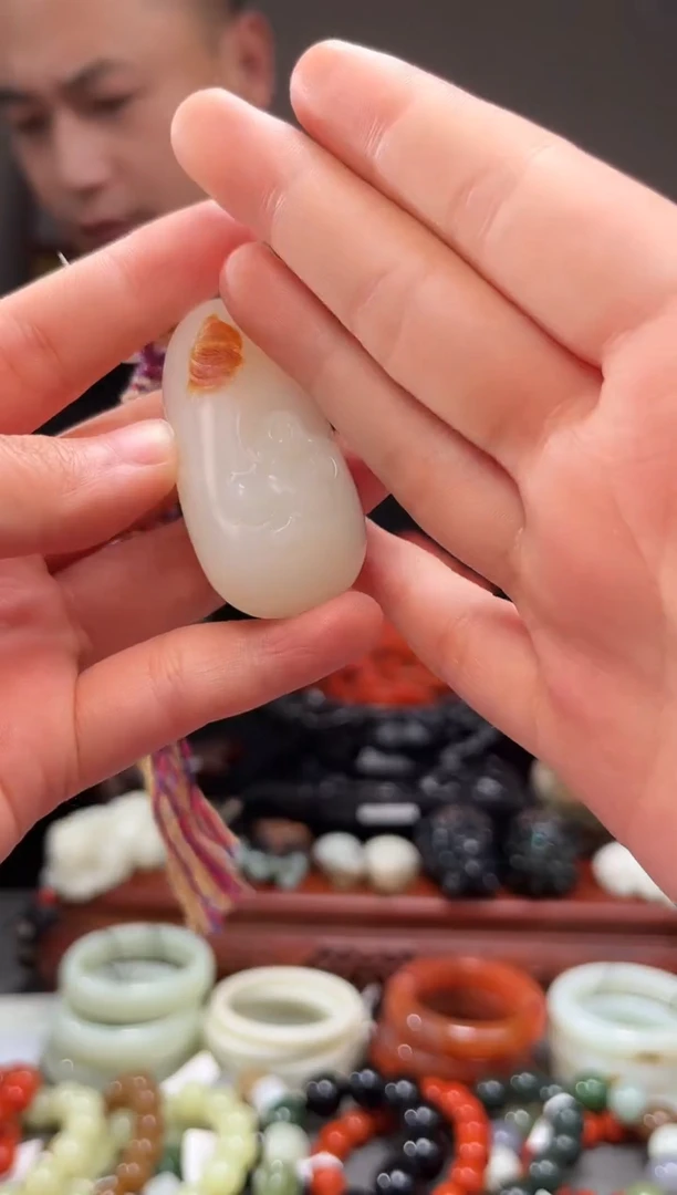 颈饰未镶嵌和田玉吊坠