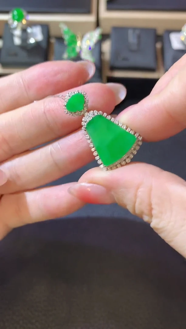 【闪购商品】翡翠吊坠(不含链)18K金镶嵌W22