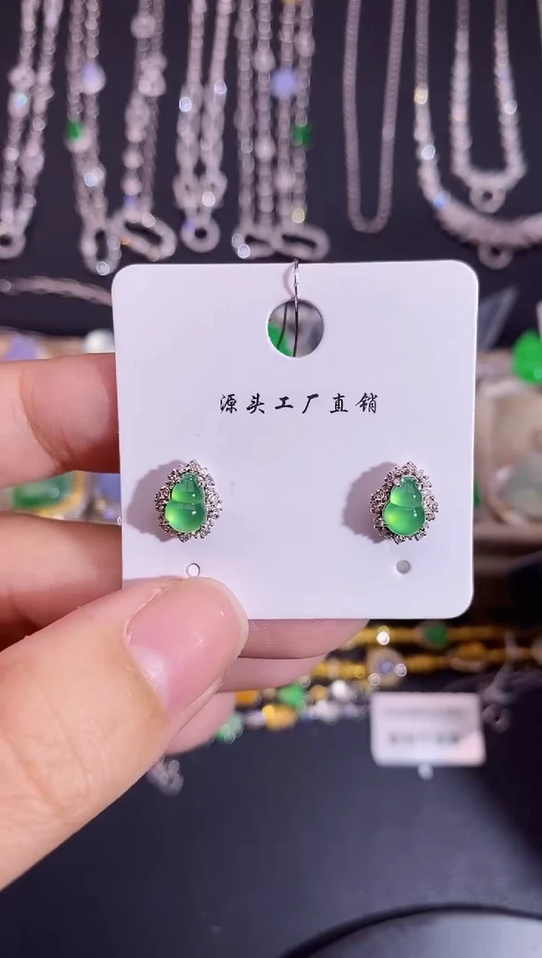 颈饰18K金镶嵌翡翠耳钉