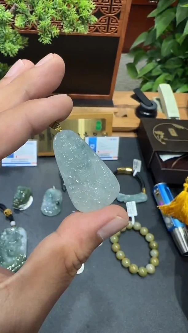 18K金镶嵌挂件翡翠A货翡翠多样性孤品