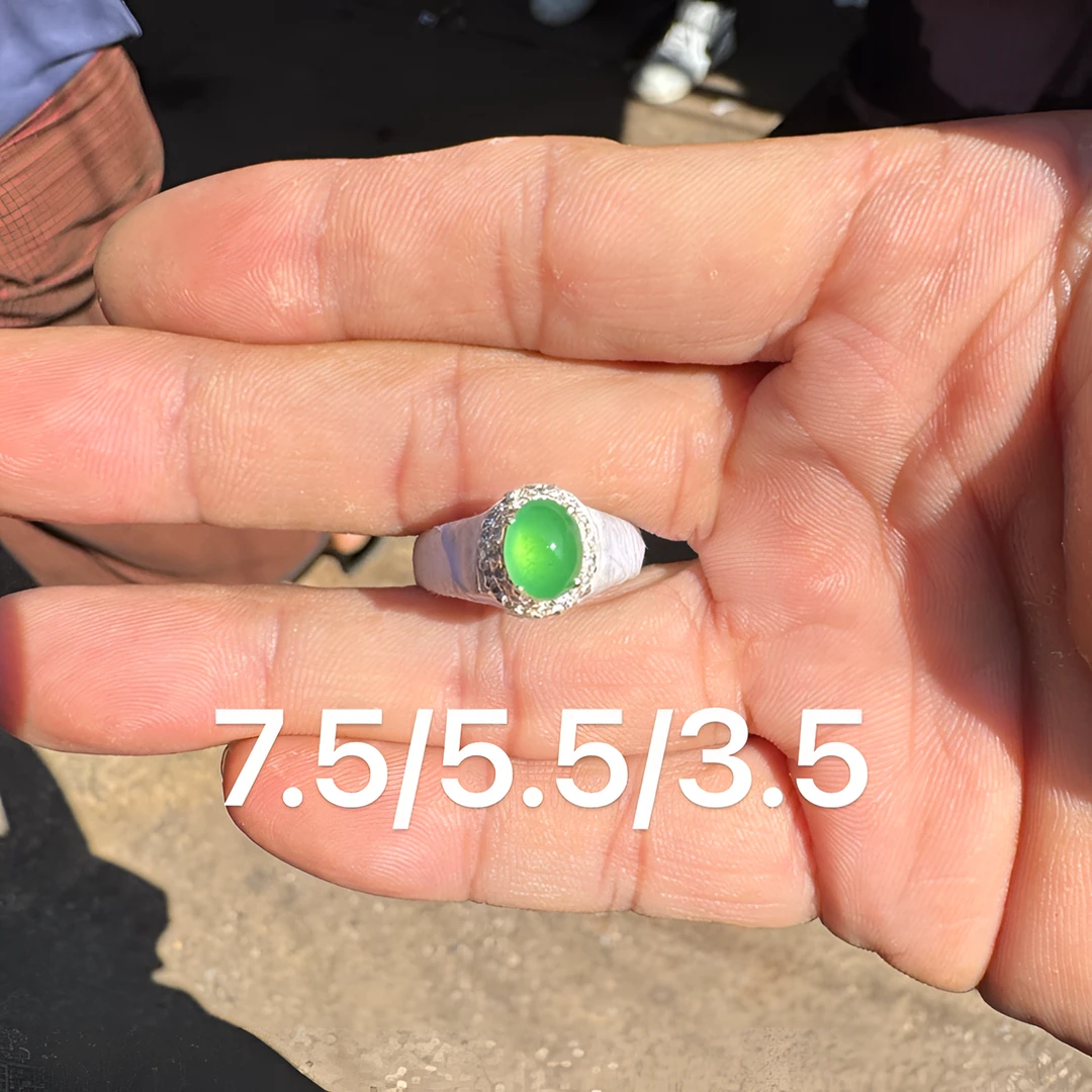 1208(小哪吒在源头)高冰种翡翠木那甜绿戒面饱满杠味荧光足