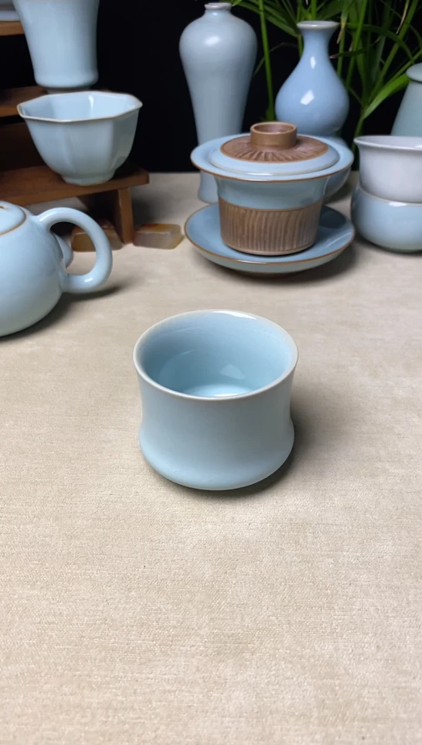 微瑕福利品-天青釉支钉束腰杯