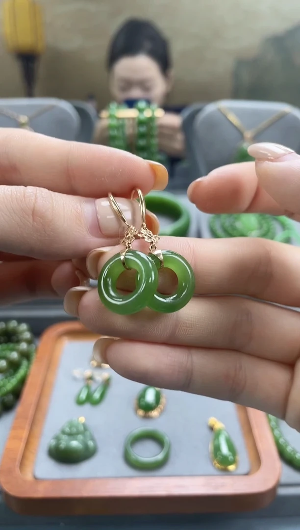 18K金镶嵌和田玉耳饰18K金镶嵌 和田玉 耳饰